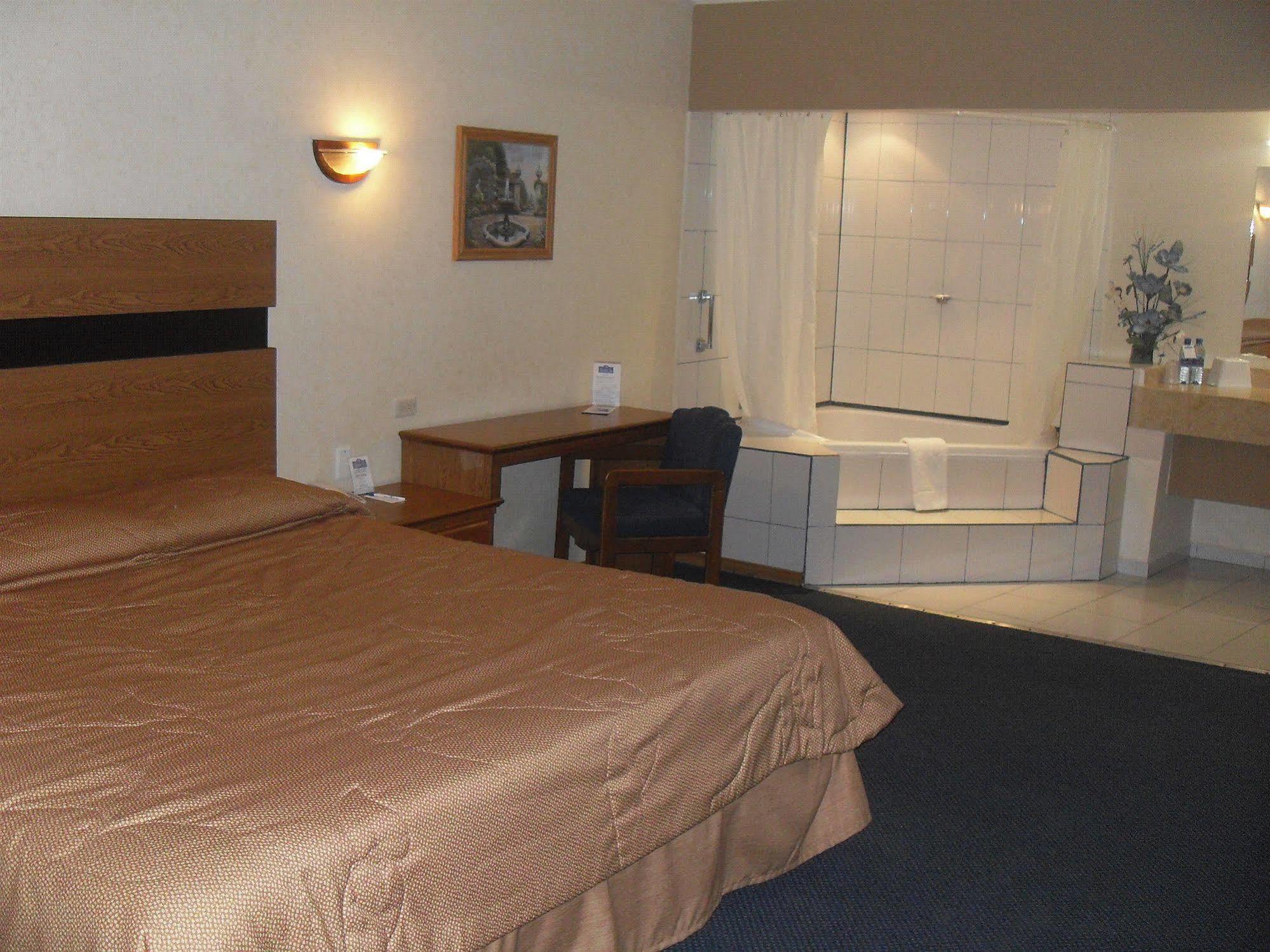 American Inn Hotel & Suites Parral Экстерьер фото